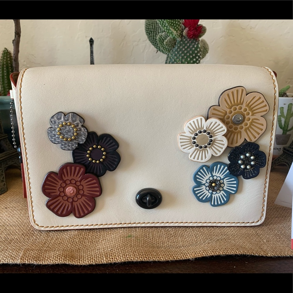 Coach dinky 24 with tea roses